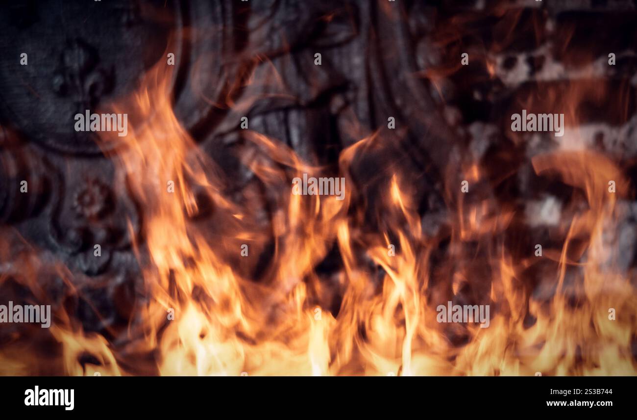 Flammes dans la cheminée. Fond de texture isolé sur un fond noir. Fond de texture flammes sur fond noir Banque D'Images
