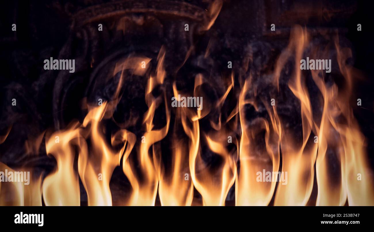Flammes dans la cheminée. Fond de texture isolé sur un fond noir. Fond de texture flammes sur fond noir Banque D'Images