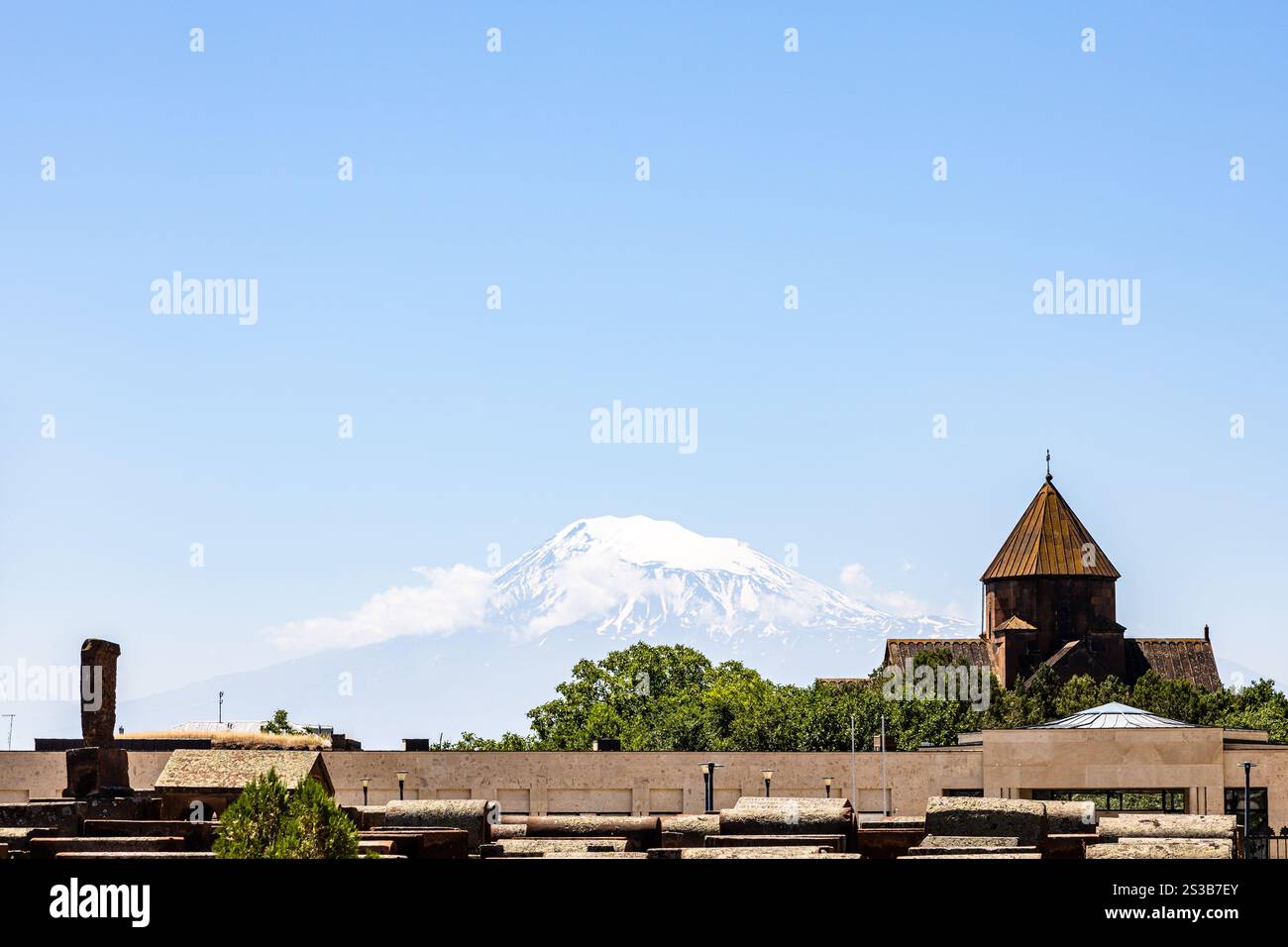 Vue de l'église Saint Gayane et du mont Ararat à Etchmiadzin, Arménie, par jour ensoleillé d'été Banque D'Images