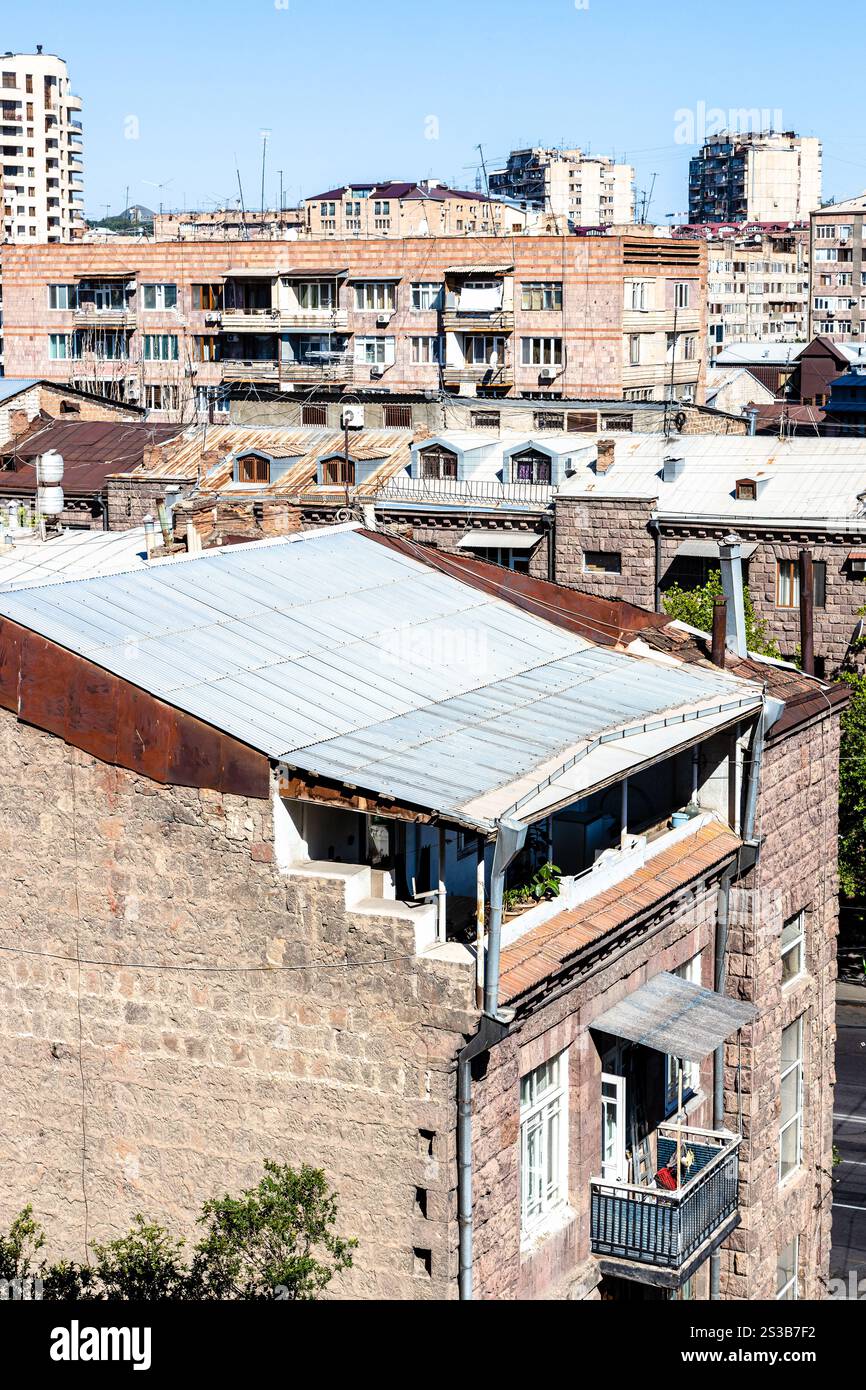 Vieilles maisons urbaines dans le centre de la ville d'Erevan le jour ensoleillé d'été, Arménie Banque D'Images