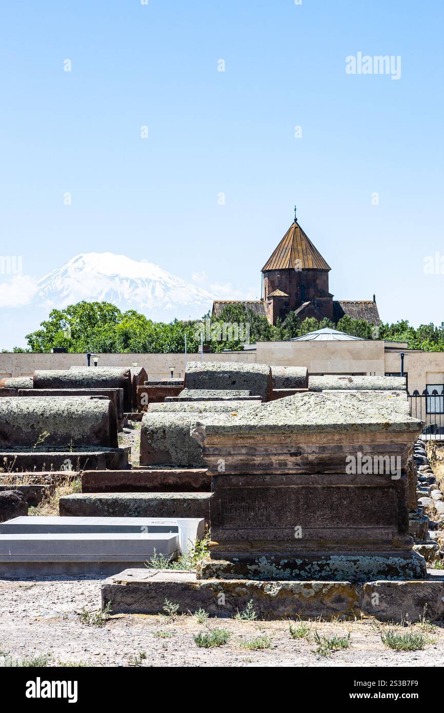 Vieilles pierres tombales, église Saint Gayane et Mont Ararat sur fond à Etchmiadzin, Arménie le jour ensoleillé d'été Banque D'Images
