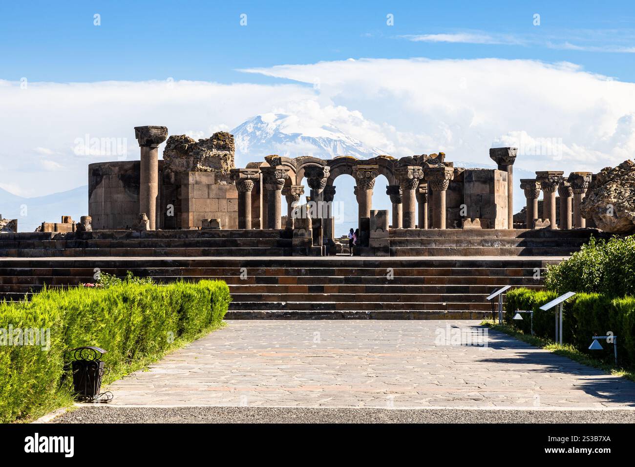 Vue des ruines du temple de Zvartnots avec le mont Ararat sur fond en Arménie le jour ensoleillé d'été. Les ruines de Zvartnots sont inscrites au patrimoine mondial de l'UNESCO Banque D'Images