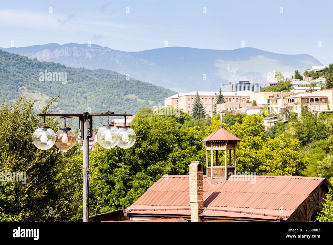 Lanterne de rue et paysage urbain ville de Dilijan, Arménie sur la journée ensoleillée d'été Banque D'Images
