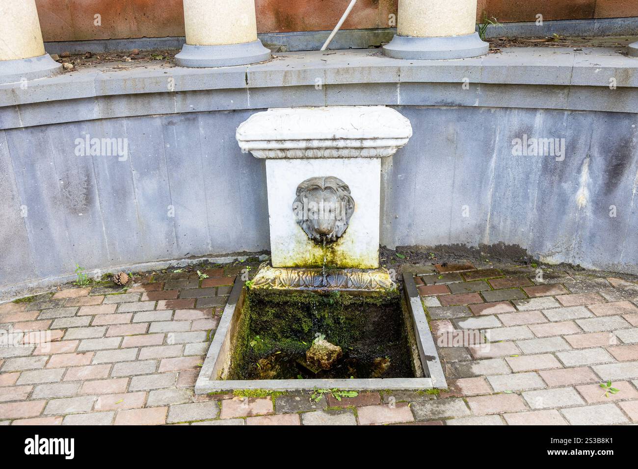 Source d'eau de Matinovs dans la rue dans la ville de Dilijan, Arménie sur un jour nuageux d'été Banque D'Images