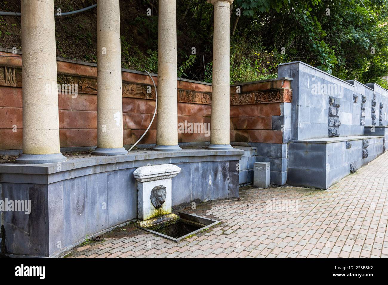 Source d'eau de Matinovs sur le bord de la route dans la ville de Dilijan, Arménie par jour nuageux d'été Banque D'Images