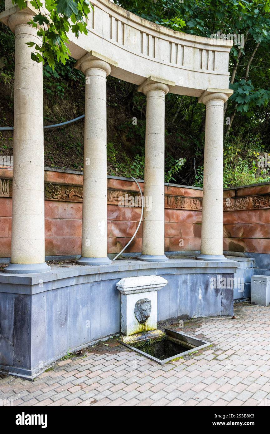Colonnade avec source d'eau Matinovs dans la rue dans la ville de Dilijan, Arménie le jour nuageux d'été Banque D'Images