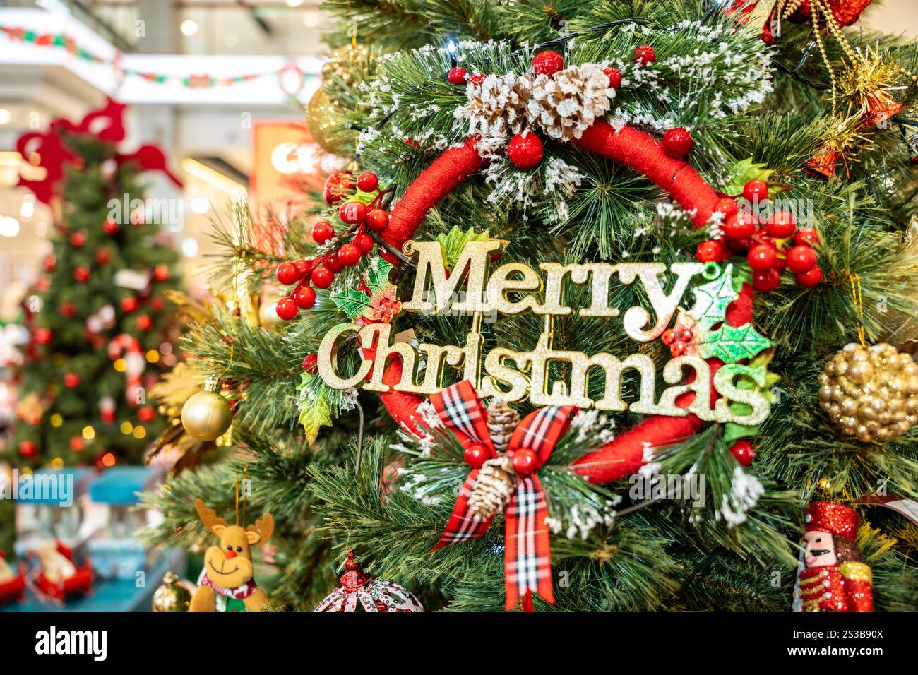 Gros plan des boules sur l'arbre de noël. Guirlande de bokeh en arrière-plan. Concept de la nouvelle année. Banque D'Images