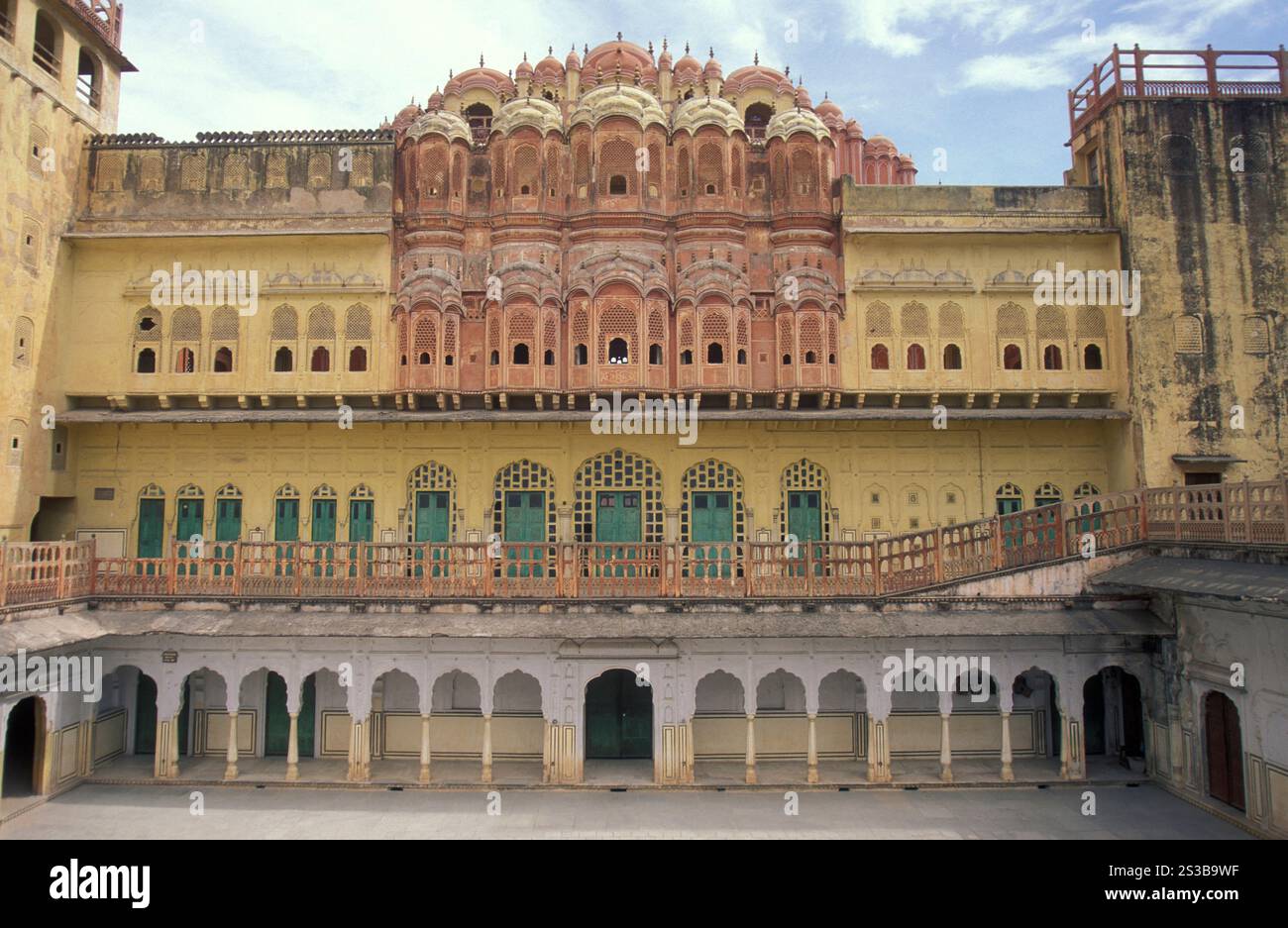 Le palais de la ville de Jaipur dans la ville de Jaipur dans la province du Rajasthan en Inde. Inde, Jaipur, janvier 1998. INDE RAJASTHAN JAIPUR CITY PALACE Banque D'Images