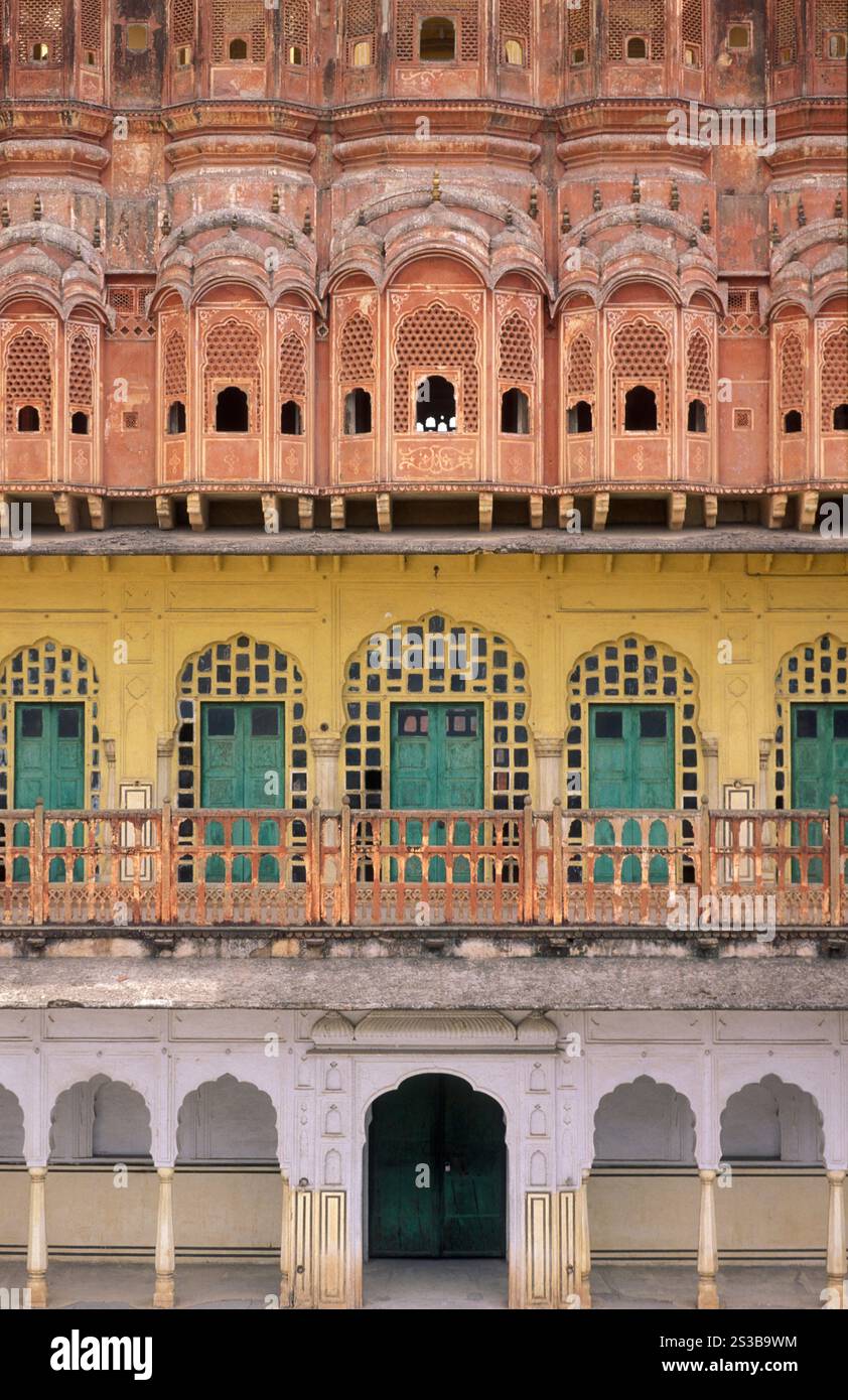 Le palais de la ville de Jaipur dans la ville de Jaipur dans la province du Rajasthan en Inde. Inde, Jaipur, janvier 1998. INDE RAJASTHAN JAIPUR CITY PALACE Banque D'Images
