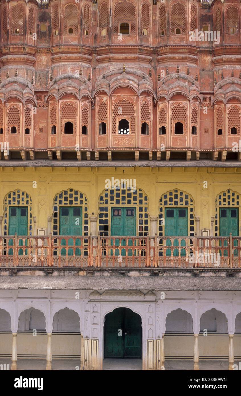 Le palais de la ville de Jaipur dans la ville de Jaipur dans la province du Rajasthan en Inde. Inde, Jaipur, janvier 1998. INDE RAJASTHAN JAIPUR CITY PALACE Banque D'Images