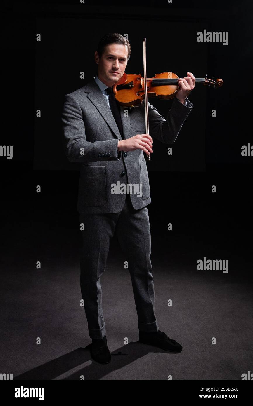 Le violoniste Charlie Siem joue du violon Joachim-ma Stradivarius chez Sotheby's à Londres, avant sa vente à la Masters week à New York le 7 février, où l'instrument conçu par Antonio Stradivari en 1714 est estimé à 12-18 millions de dollars, tous les profits étant versés au New England Conservatory. Renommé pour son son extraordinaire et sa beauté exquise, le violon fait partie de la «période d'or» de Stradivari - largement considéré comme le sommet de son artisanat. Date de la photo : jeudi 9 janvier 2025. Banque D'Images