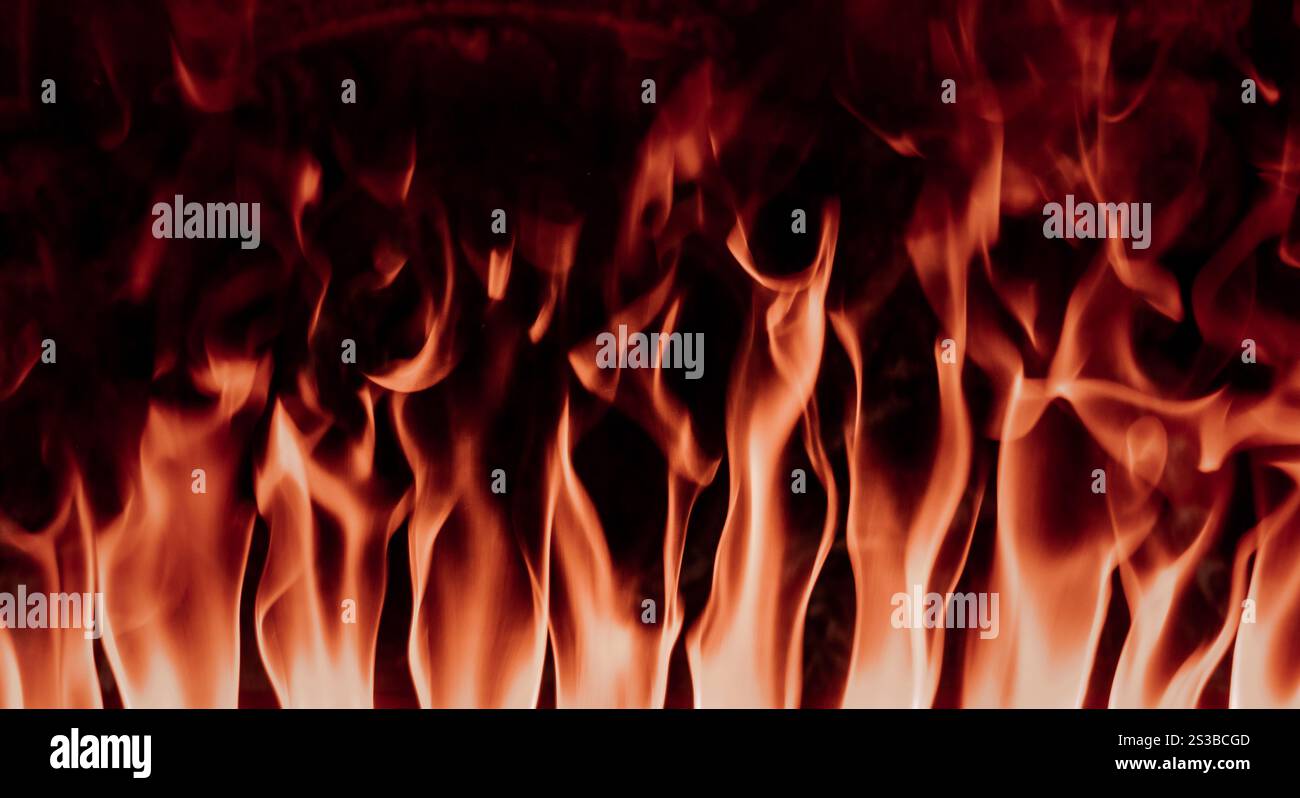 Flammes dans la cheminée. Fond de texture isolé sur un fond noir. Fond de texture flammes sur fond noir Banque D'Images