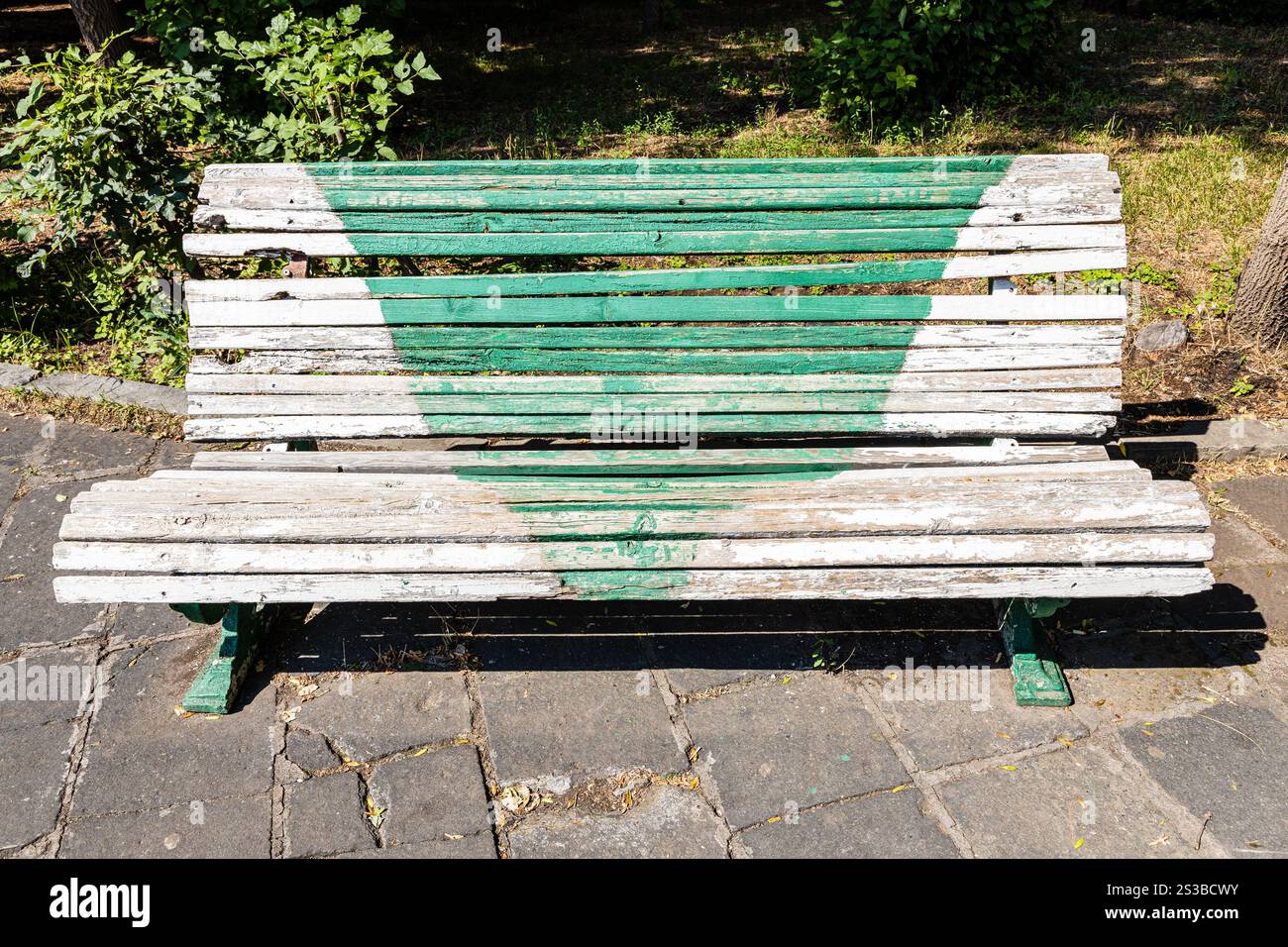 Banc en bois minable dans Central Gorki Park (Maxim Gorky Park) dans la ville de Gyumri le jour ensoleillé d'été Banque D'Images