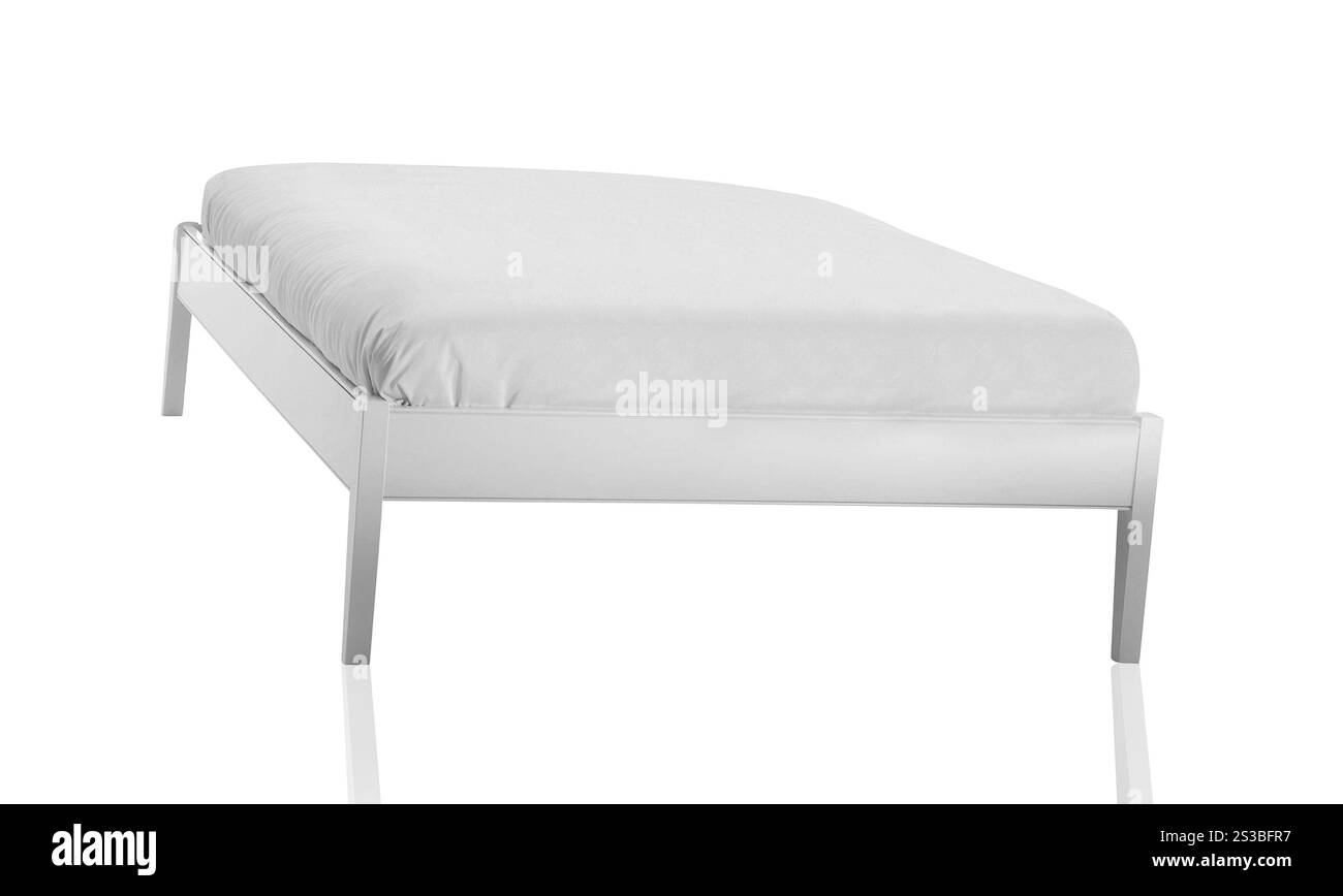 lit confortable isolé sur fond blanc. lit confortable isolé Banque D'Images