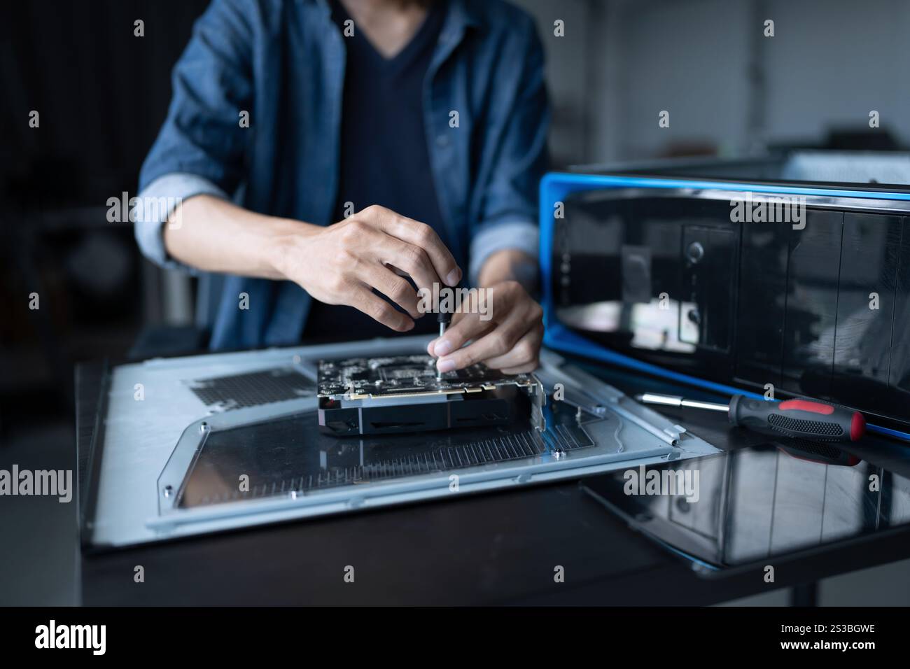 Ingénieur INFORMATIQUE installant matériel développement d'équipement ingénieur installation maintenance ordinateur carte mère entreprise de technologie d'atelier de réparation électronique. Banque D'Images
