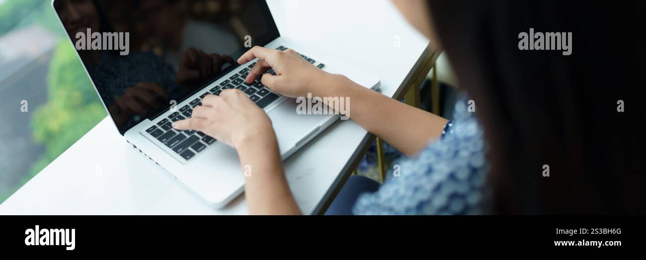 Femme asiatique numérique nomade freelance de travail tapant ordinateur portable sur la réunion en ligne travail à distance. Banque D'Images