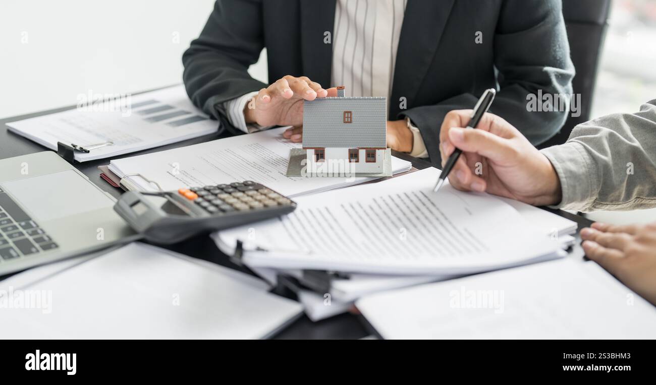Investissement immobilier assurance immobilière et sécurité. Agent immobilier offre maison. Banque D'Images