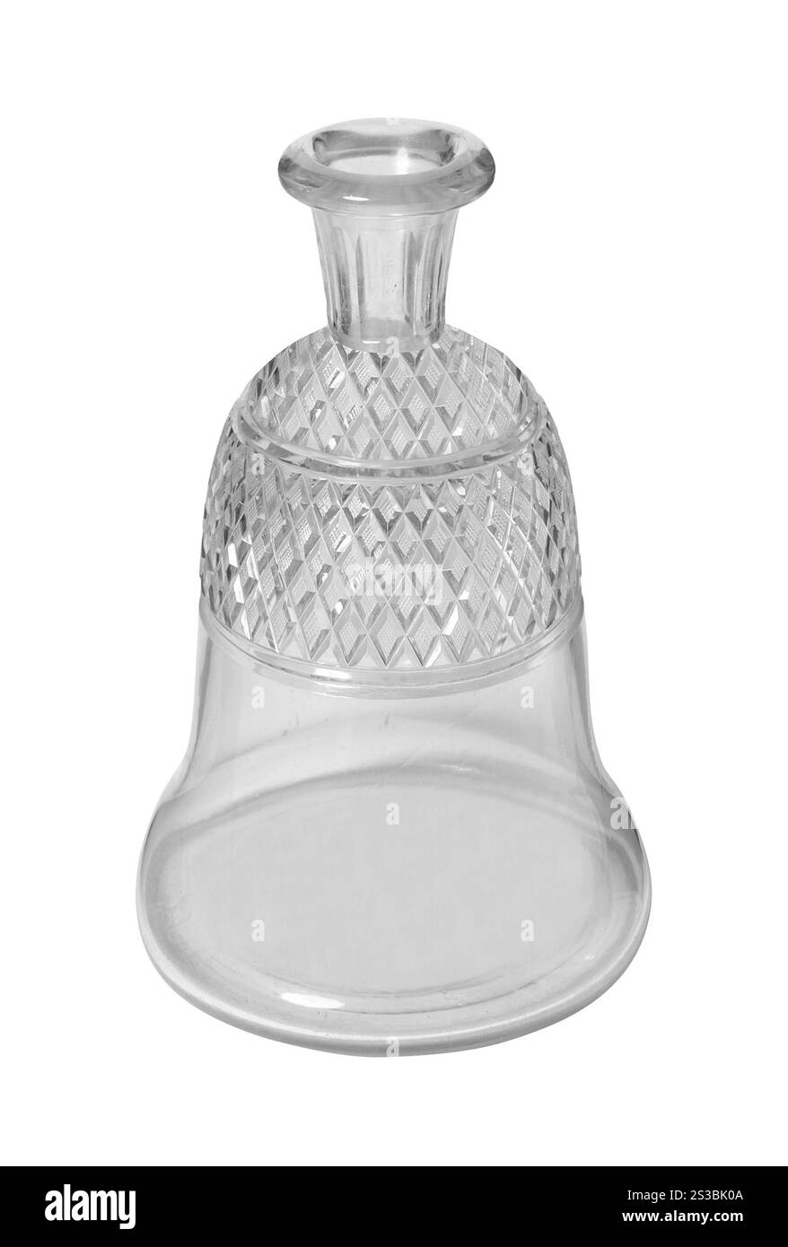 Gros plan d'une carafe de vin en verre isolée sur fond blanc. Gros plan d'une carafe à vin en verre Banque D'Images