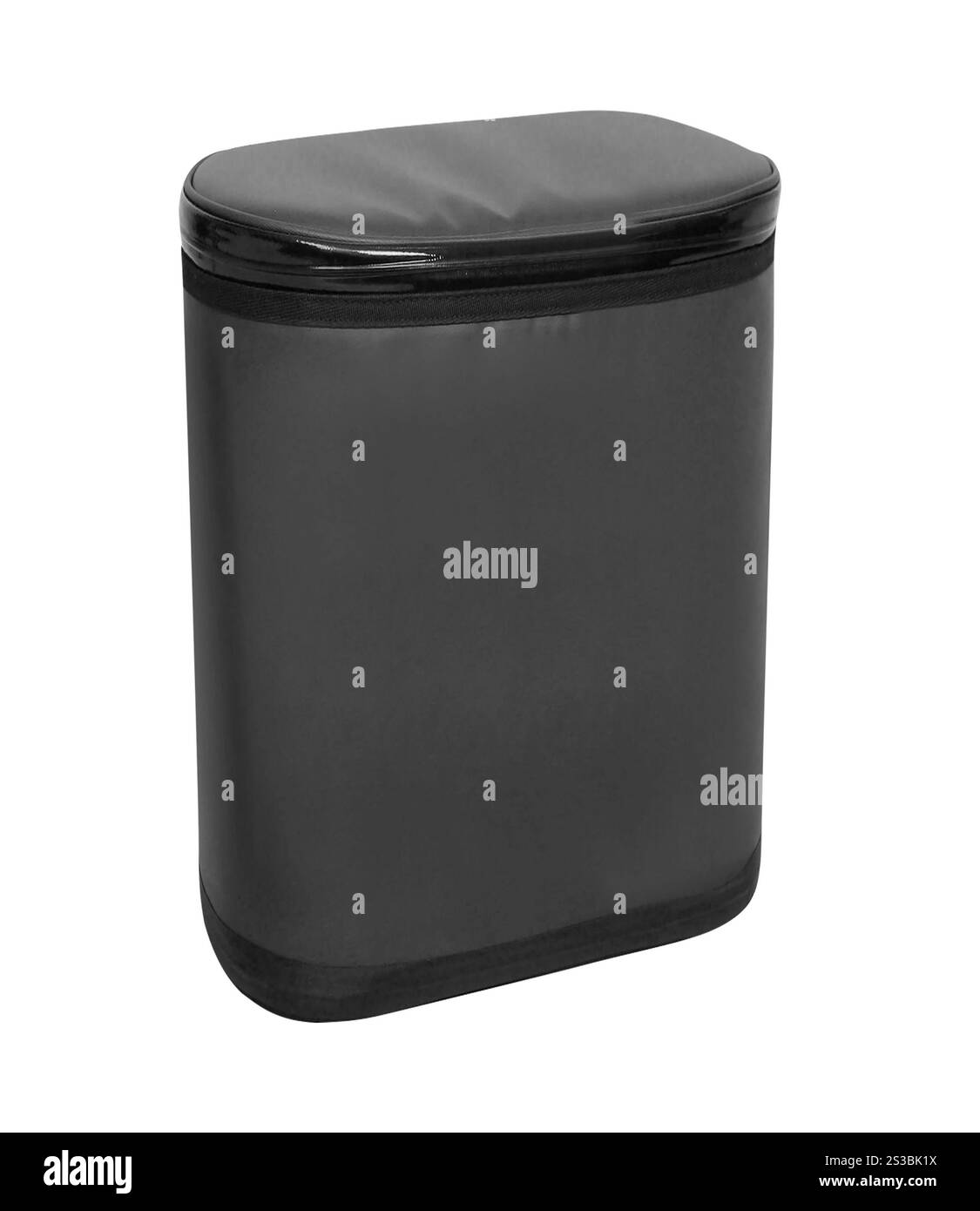 sac à dos noir isolé sur blanc. sac à dos violet isolé sur blanc Banque D'Images