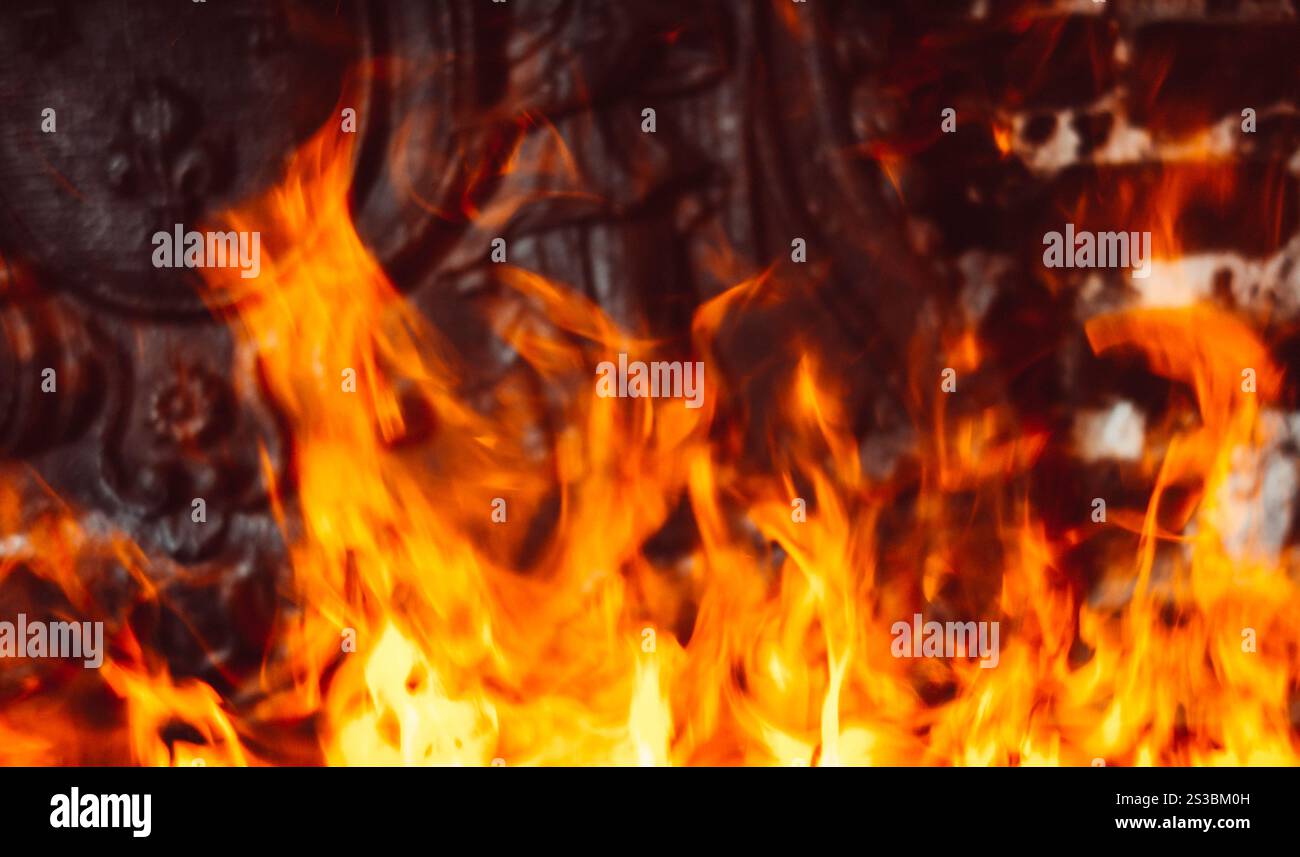 Flammes dans la cheminée. Fond de texture isolé sur un fond noir. Fond de texture flammes sur fond noir Banque D'Images