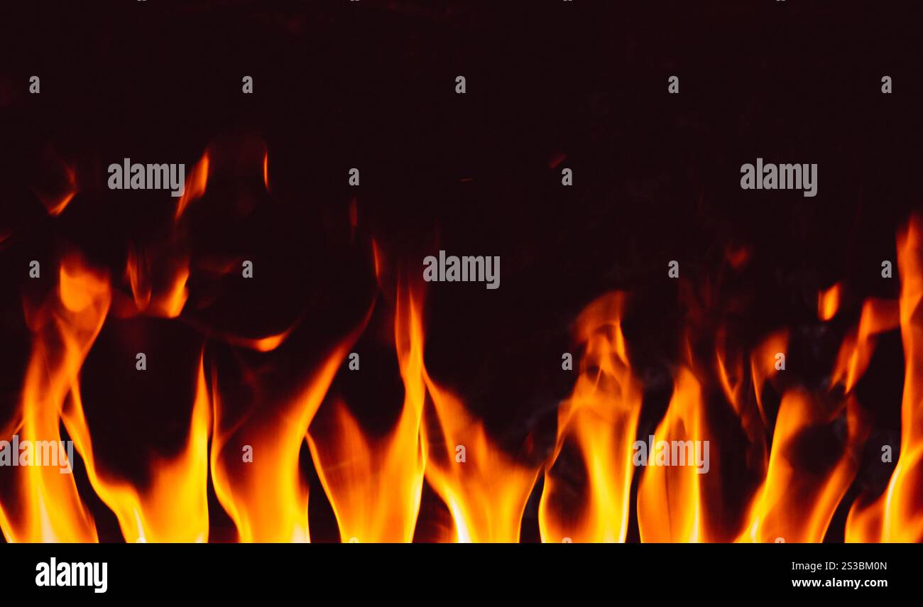 Flammes dans la cheminée. Fond de texture isolé sur un fond noir. Fond de texture flammes sur fond noir Banque D'Images