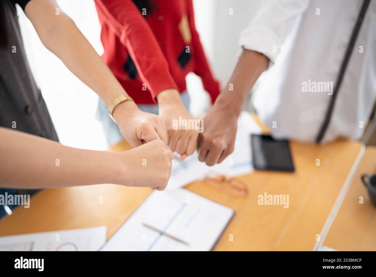 Groupe de construction d'équipe de personnes les mains d'affaires asiatiques rejoindre les équipes de partenariat Empower Fist cercle de bosse pour le travail d'équipe Banque D'Images