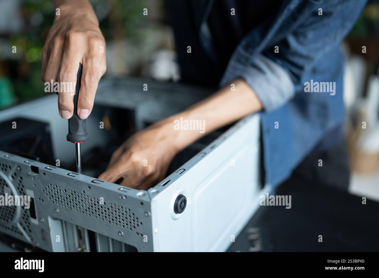 Ingénieur INFORMATIQUE installant matériel développement d'équipement ingénieur installation maintenance ordinateur carte mère entreprise de technologie d'atelier de réparation électronique. Banque D'Images