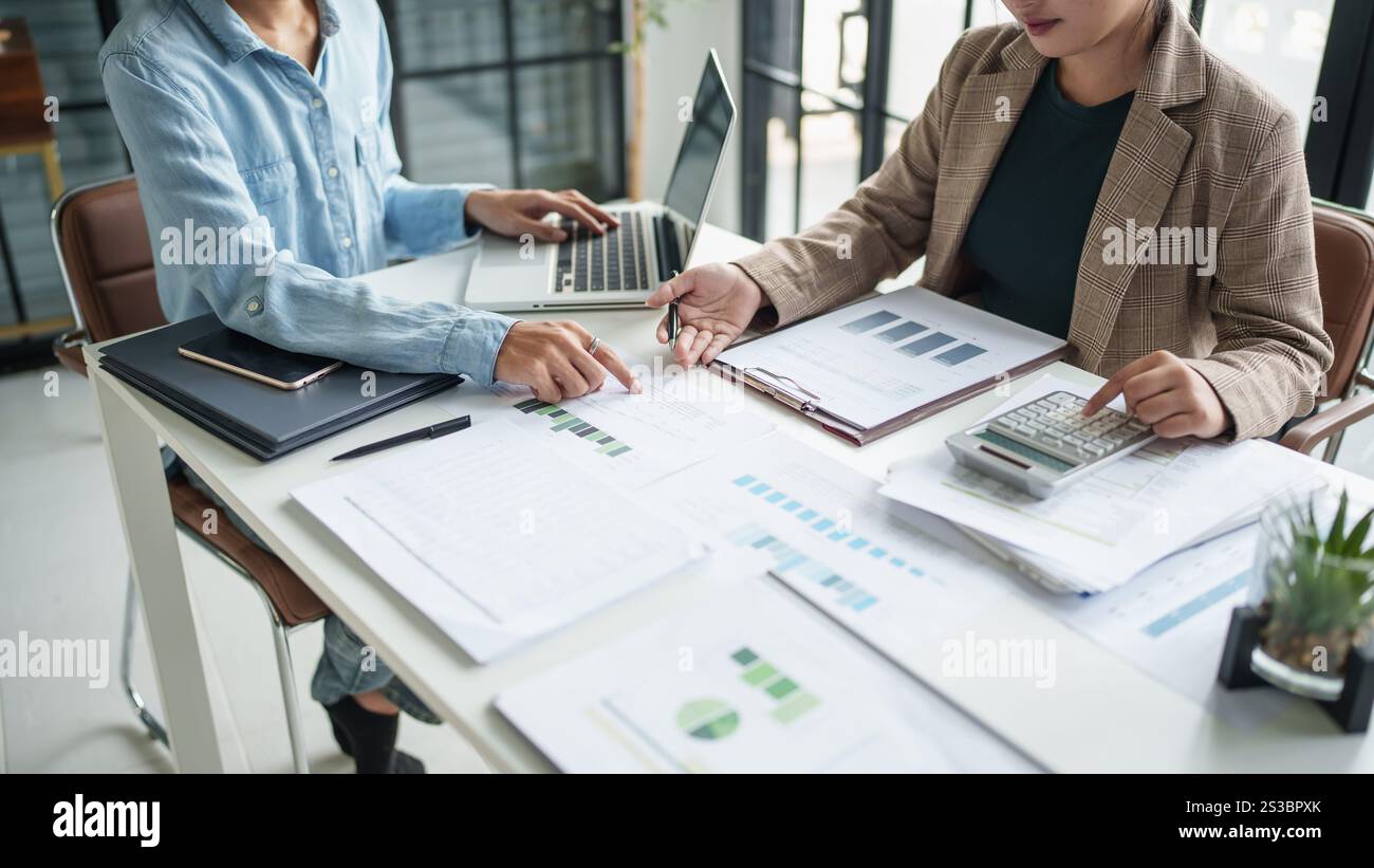 Équipe sérieuse réunion d'affaires diversité personnes dans une salle de réunion moderne salle de réunion bureau professionnel Banque D'Images