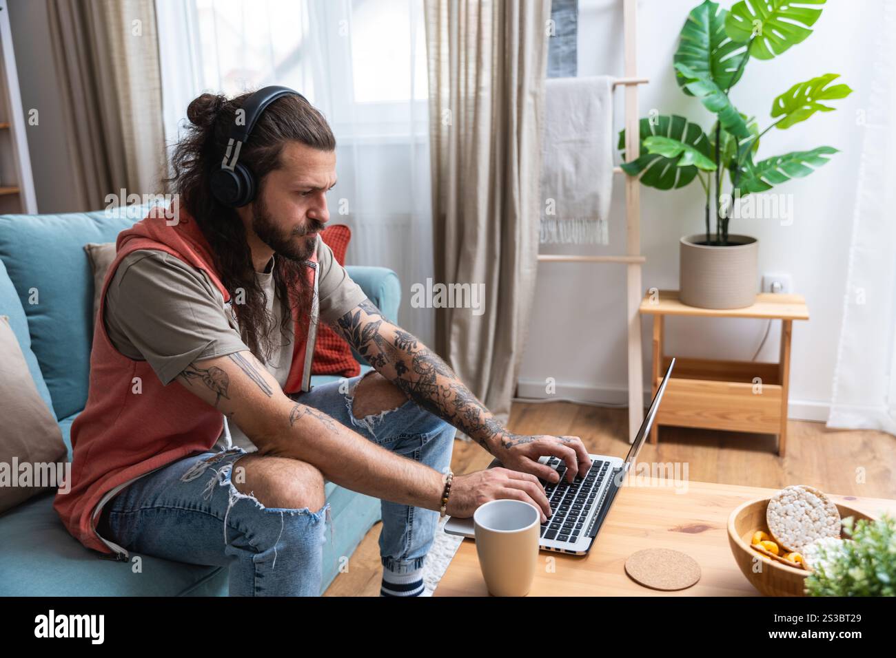 Bel homme écoutant de la musique tout en travaillant sur un ordinateur. Programmeur informatique de sécurité INFORMATIQUE indépendant, entreprise mondiale professionnelle Wor Banque D'Images