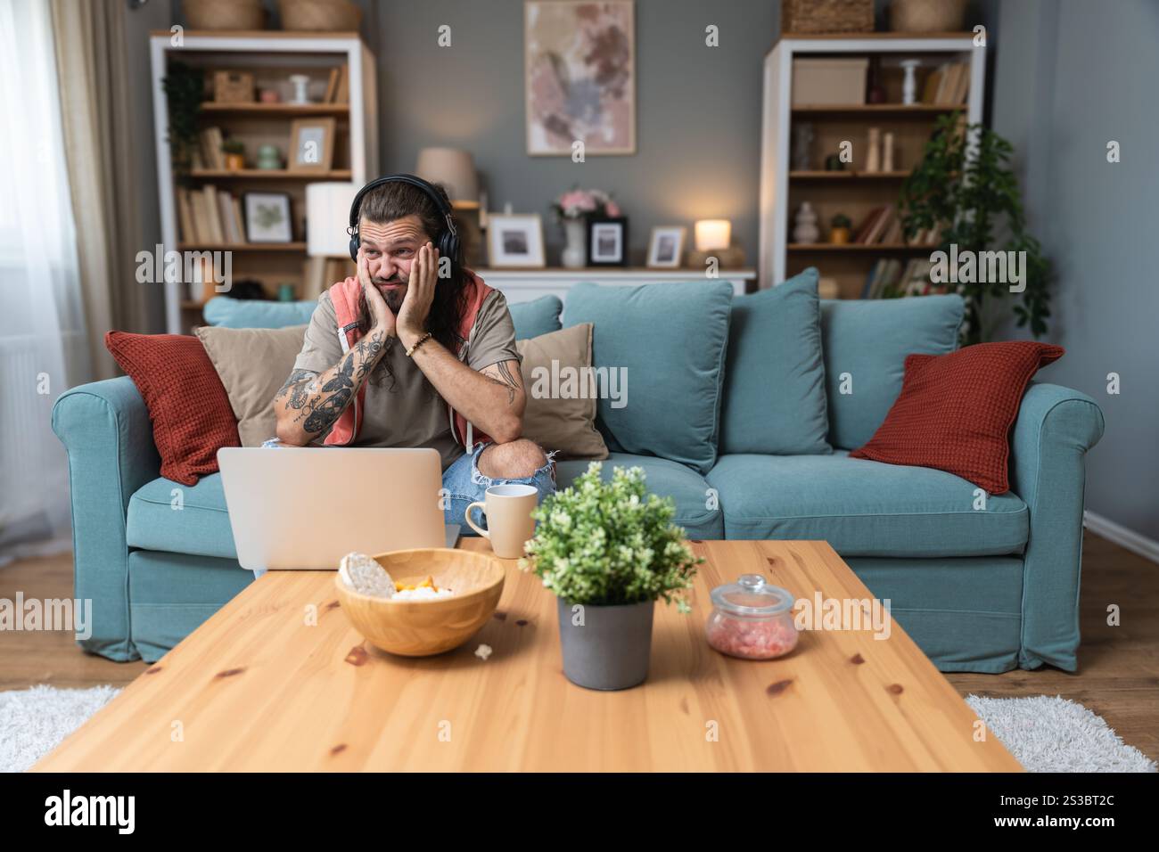 Bel homme écoutant de la musique tout en travaillant sur un ordinateur. Programmeur informatique de sécurité INFORMATIQUE indépendant, entreprise mondiale professionnelle Wor Banque D'Images