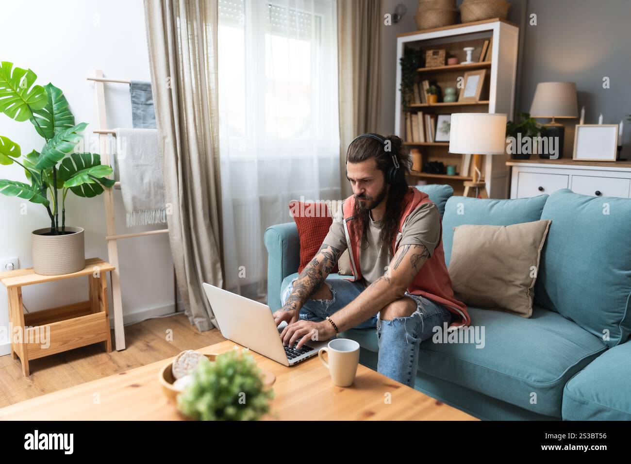 Bel homme écoutant de la musique tout en travaillant sur un ordinateur. Programmeur informatique de sécurité INFORMATIQUE indépendant, entreprise mondiale professionnelle Wor Banque D'Images