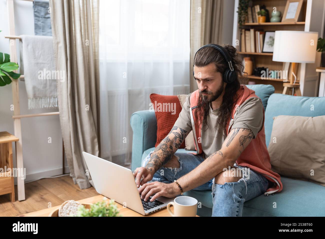 Bel homme écoutant de la musique tout en travaillant sur un ordinateur. Programmeur informatique de sécurité INFORMATIQUE indépendant, entreprise mondiale professionnelle Wor Banque D'Images