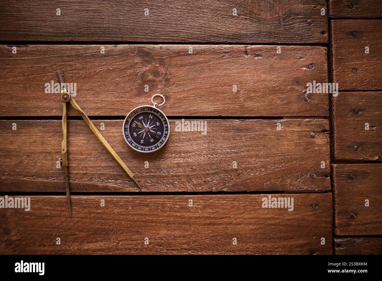 Dessin vintage et boussole de navigation sur une planche de bois rustique Banque D'Images