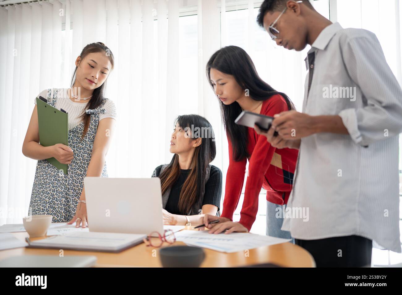 Groupe de gens d'affaires équipe divers collègues discuter du projet dans le bureau moderne lumineux Startup diversité travail d'équipe brainstorming Banque D'Images