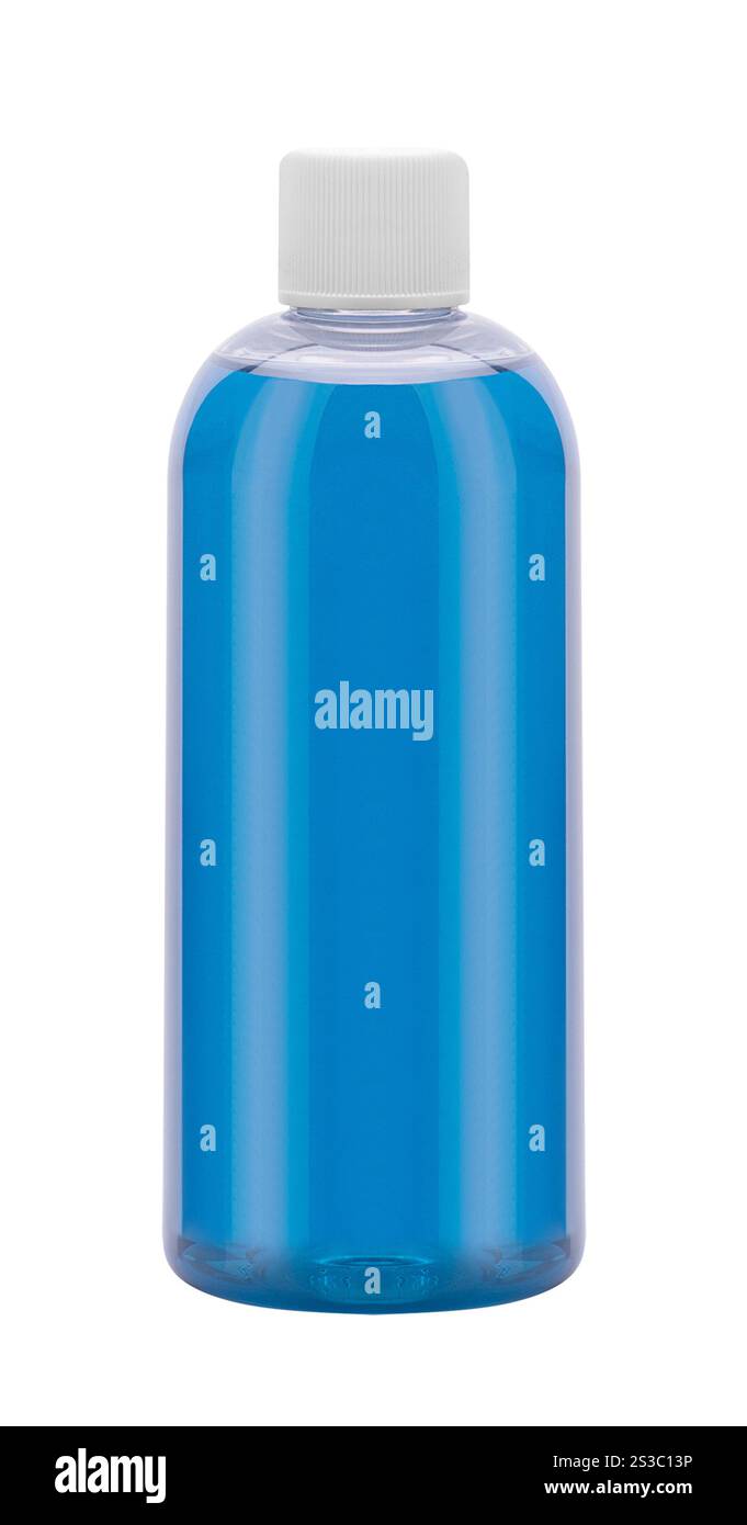 Bouteille en plastique avec liquide de lavage isolé sur fond blanc. Bouteille en plastique avec liquide de lavage, isolé sur blanc Banque D'Images