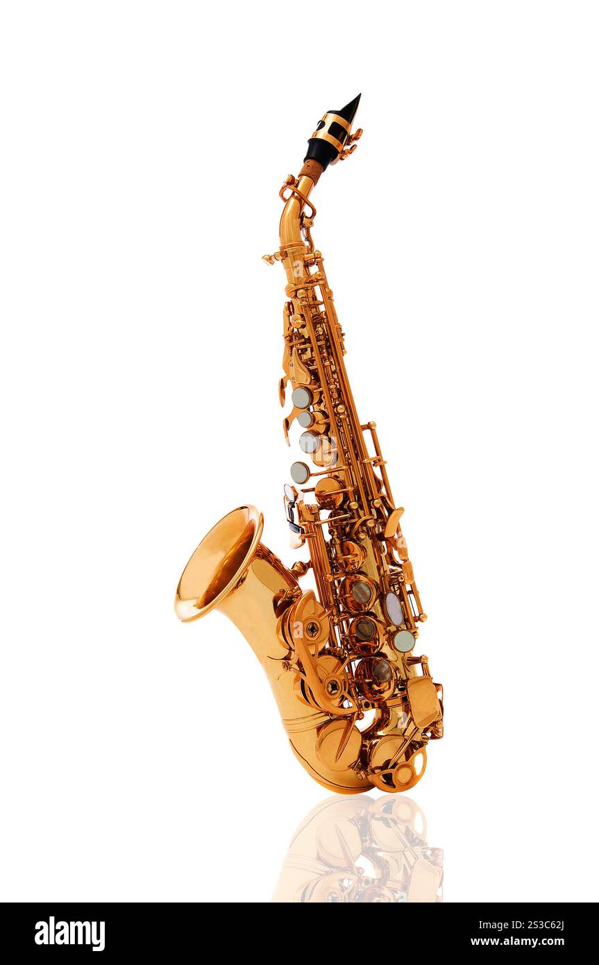 Saxophone - saxophone alto doré instrument classique isolé sur blanc Banque D'Images