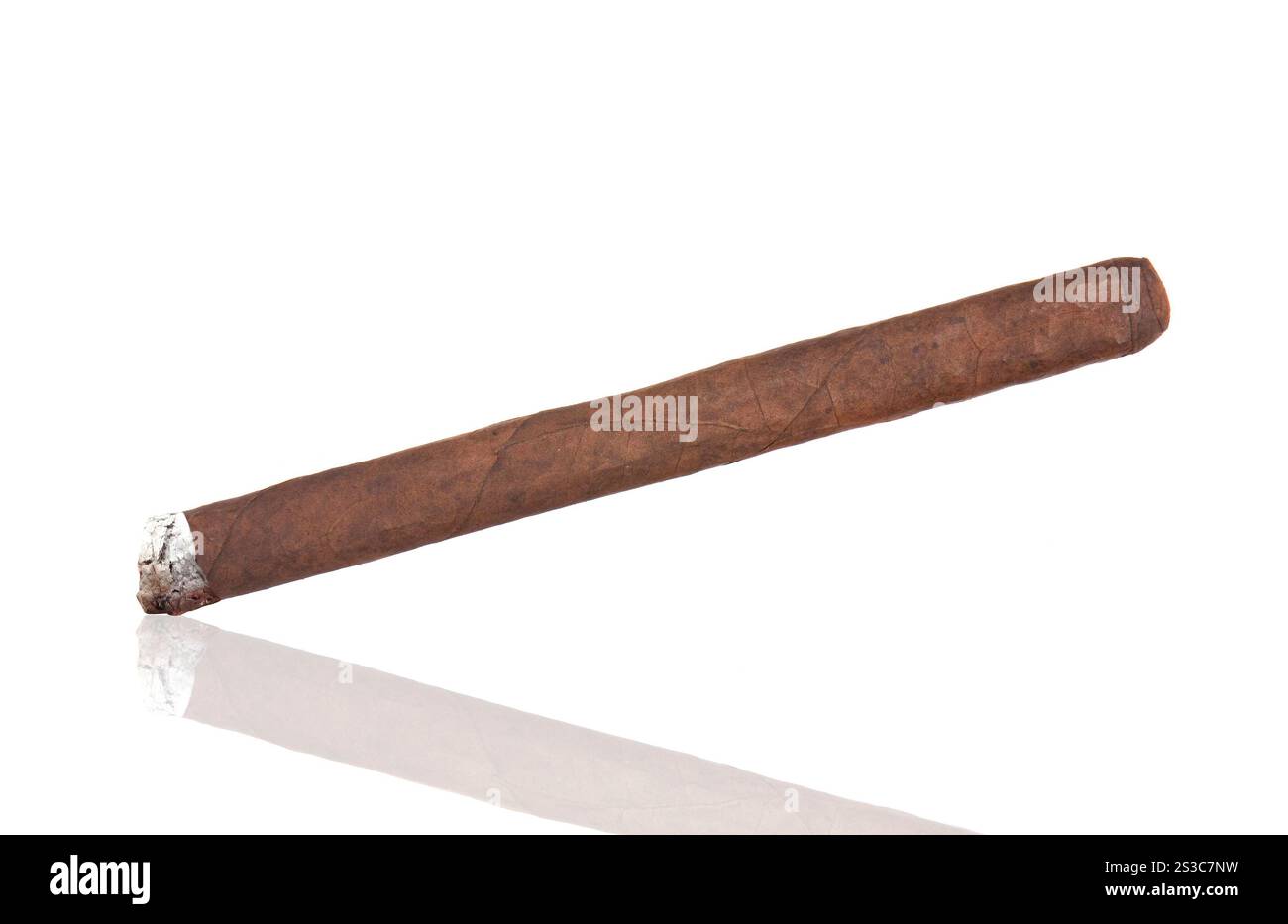 Cigare fumant havana isolé sur un fond blanc. Cigare fumant de la havane isolé Banque D'Images