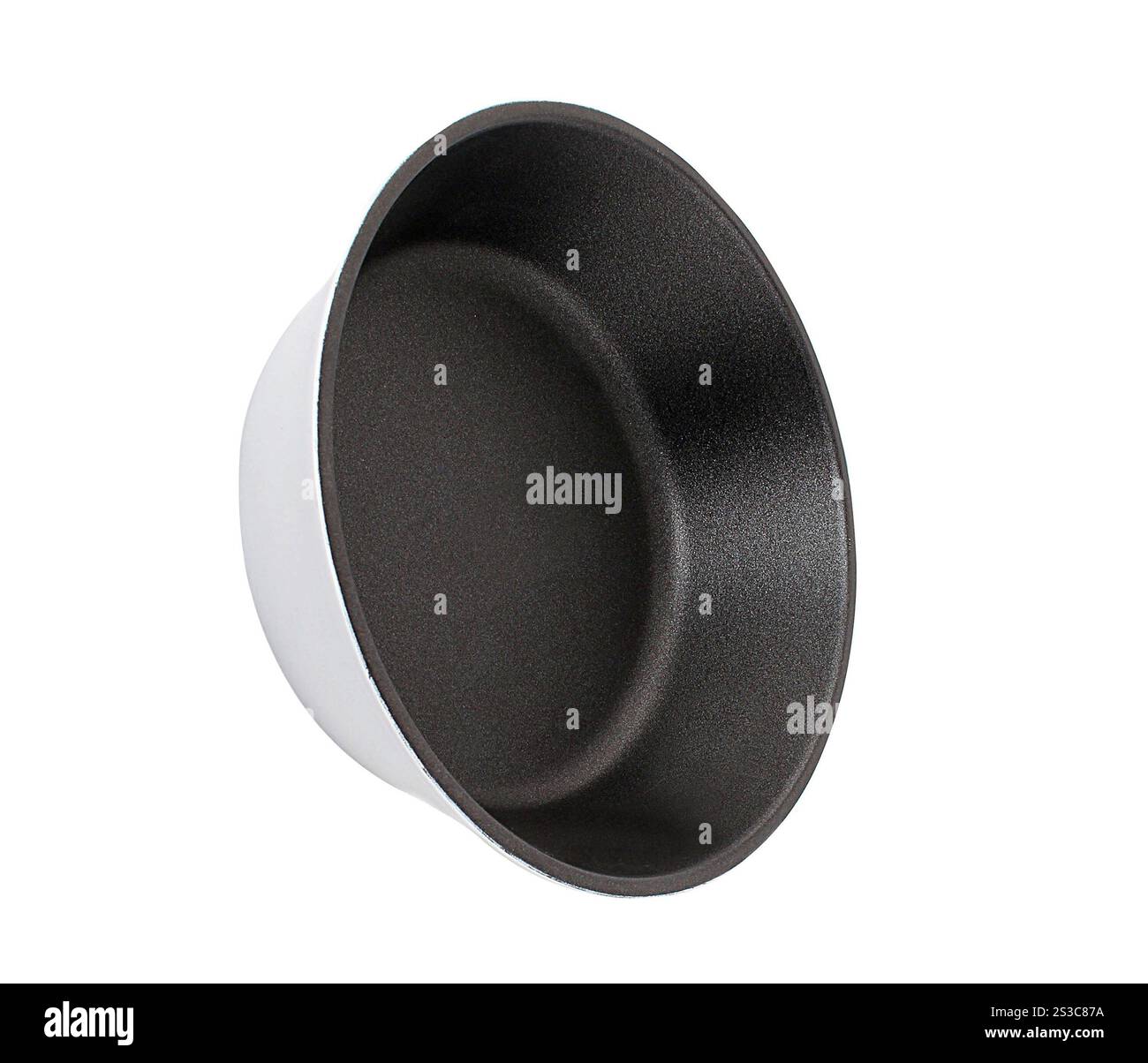 poêle noire isolée sur fond blanc. poêle à frire noire isolée sur fond blanc Banque D'Images