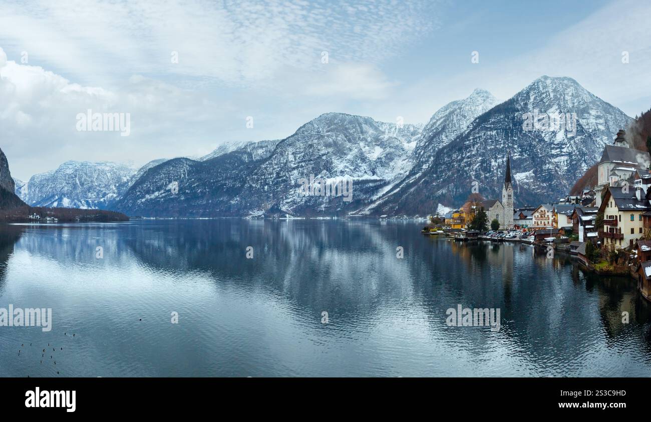 La ville de Hallstatt alpin d'hiver et le lac Hallstatter Voir vue (Autriche). Panorama. Banque D'Images