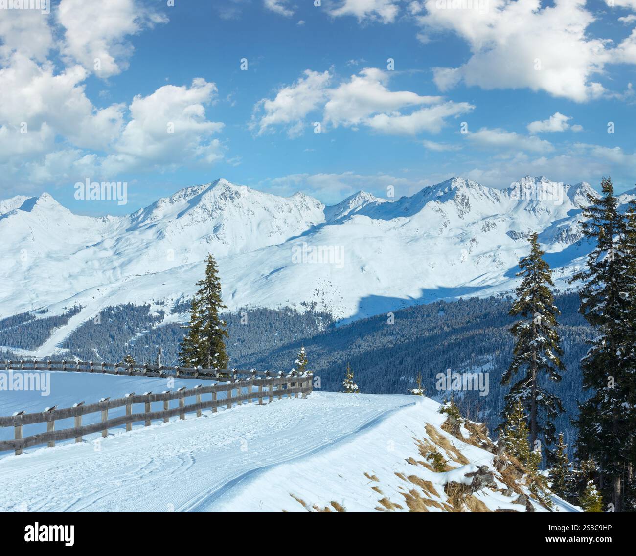 Paysage de montagne d'hiver. Région de ski Kappl dans les montagnes du Tyrol, Autriche. Banque D'Images