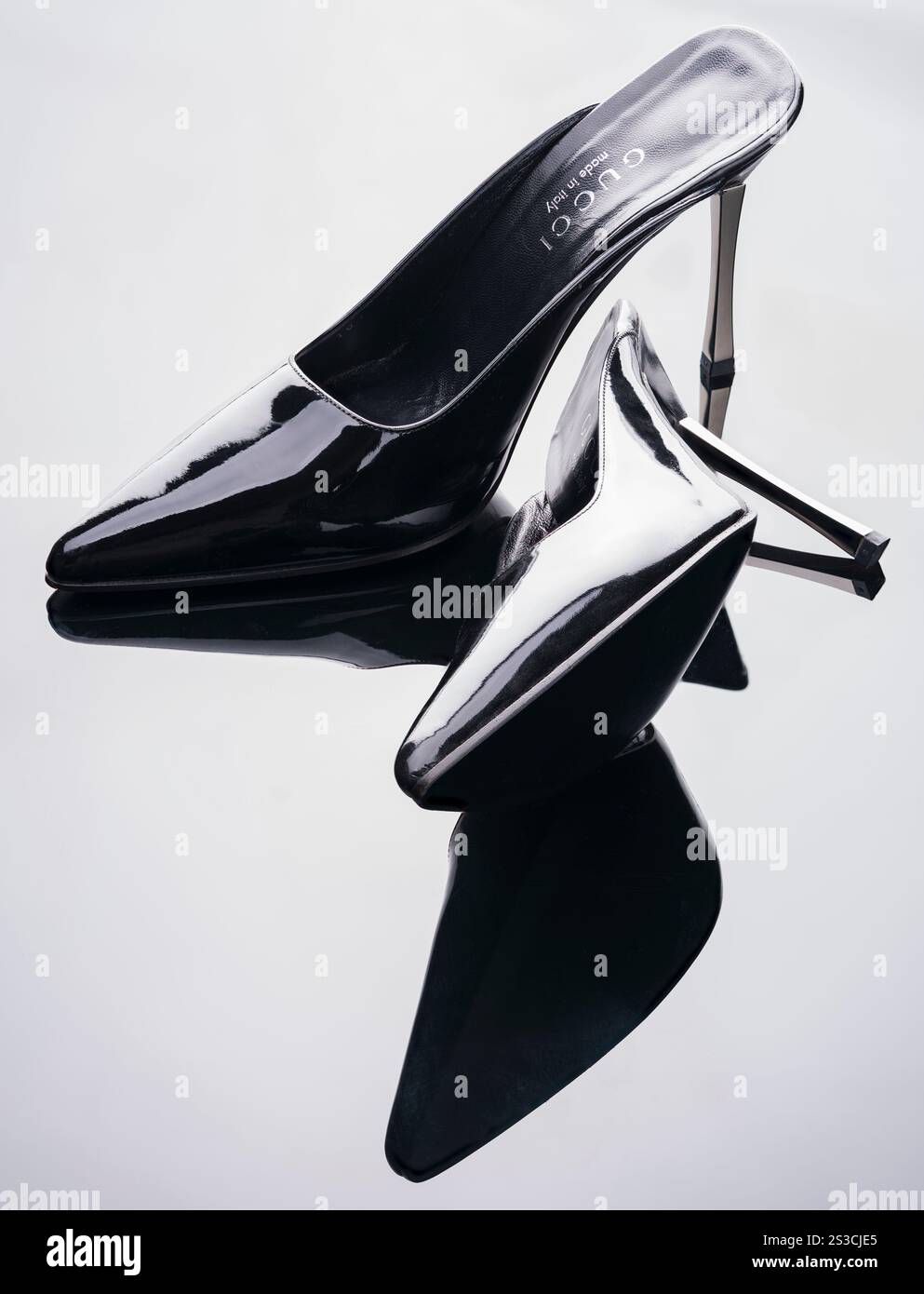 Chaussures Gucci à talons hauts en métal verni noir, mode milennial des années 1990-2000, Gen X. Banque D'Images