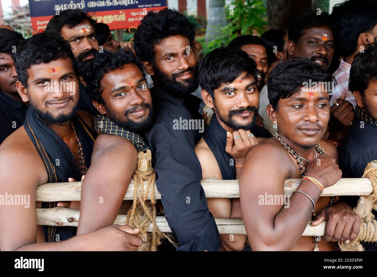 Les pèlerins font la queue pour le darshan au temple Sri Meenakshi à Madurai, Tamil Nadu, Inde Banque D'Images