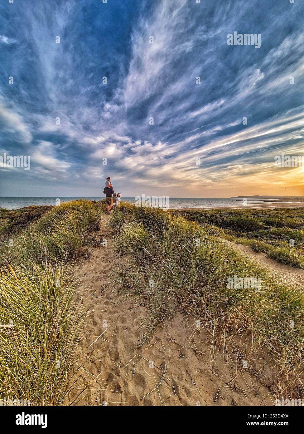 Coucher de soleil sur la plage de Camber Sands, Kent. Banque D'Images