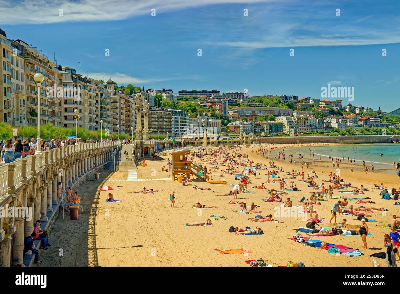 Plage de la Concha à Donostia-San Sebastian dans le nord de l'Espagne. Banque D'Images