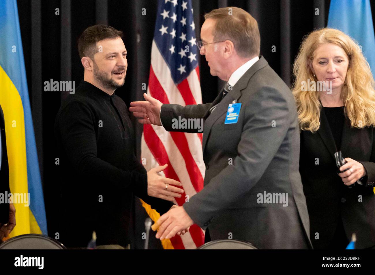 VOLODYMYR ZELENSKY accueilli par BORIS PISTORIUS lors de la réunion du Groupe de contact pour la défense de l'Ukraine (UDCG) à la base aérienne de Ramstein. Banque D'Images