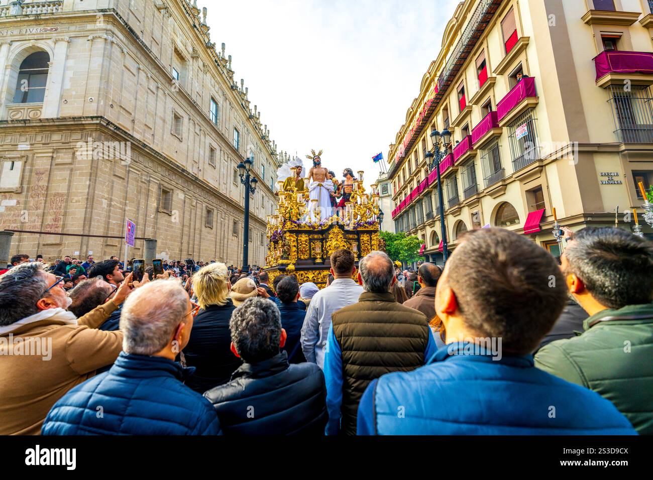Semaine Sainte de Pâques connue sous le nom de Semana Santa en Espagne. Les foules regardent les processions religieuses, défilé d'hommes appelés Costaleros portent des chars religieux avec Jésus Banque D'Images