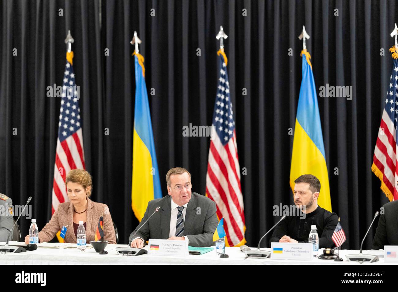 BORIS PISTORIUS et VOLODYMYR ZELENSKY à la réunion du Groupe de contact pour la défense de l'Ukraine (UDCG) à la base aérienne de Ramstein. Banque D'Images