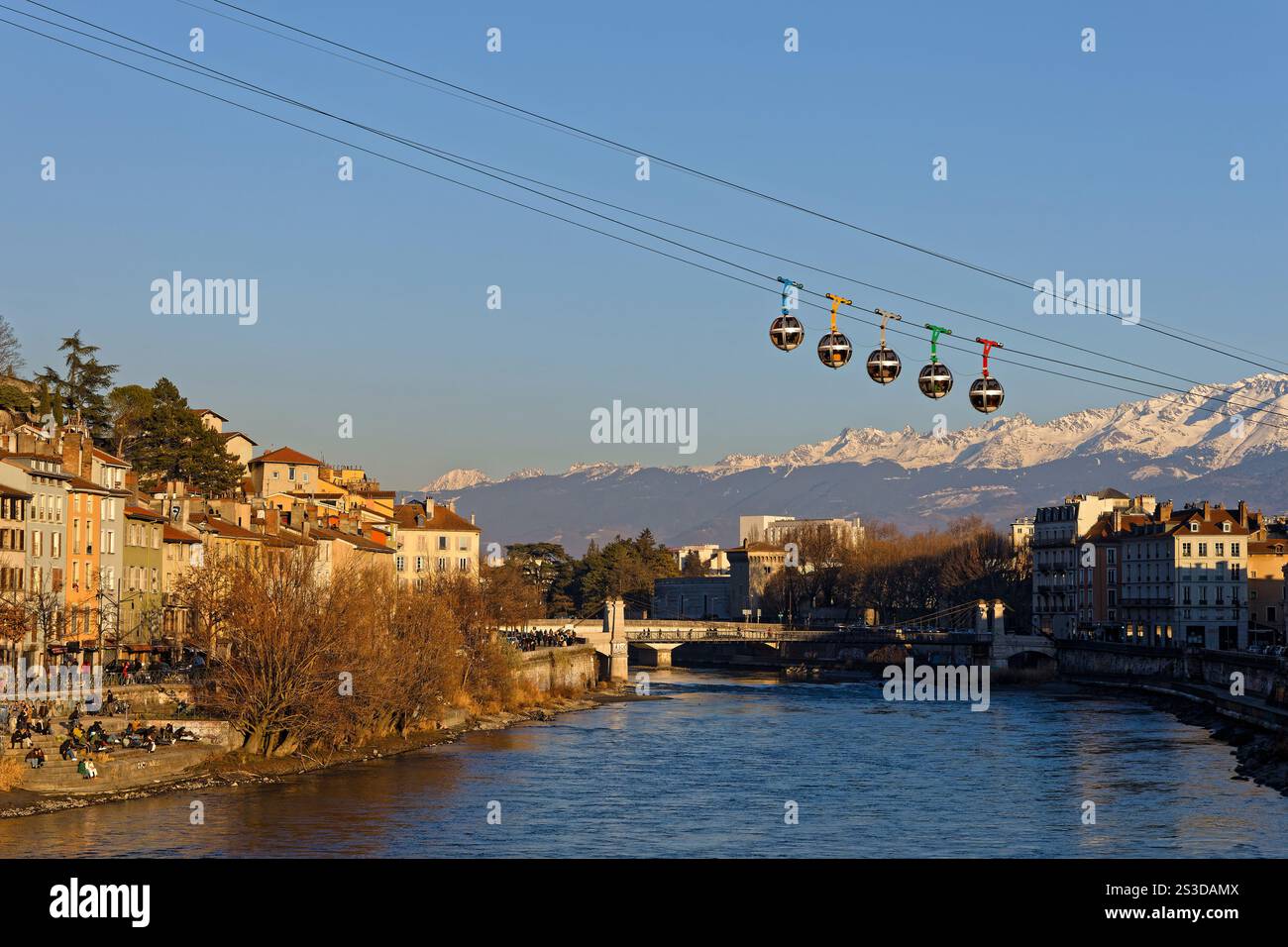 GRENOBLE, FRANCE, 1er janvier 2025 : les bulles, le téléphérique qui mène au sommet de la colline de la Bastille, et les rives de l'Isère Banque D'Images