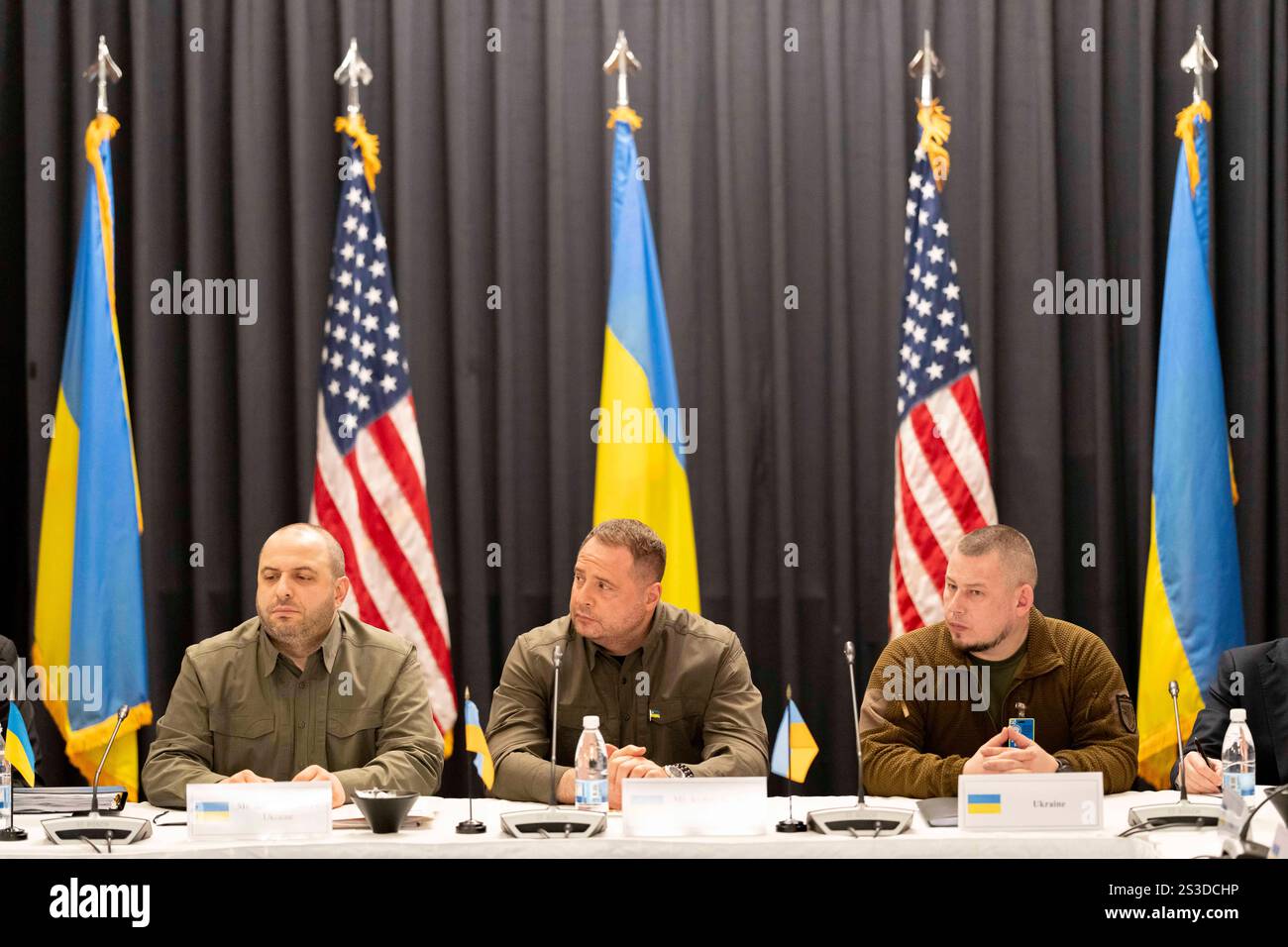 Délégation ukrainienne à la réunion du groupe de contact pour la défense ukrainienne UDCG à la base aérienne de Ramstein. Rhénanie-Palatinat *** délégation ukrainienne en Ukraine Groupe de contact défense UDCG Réunion à la base aérienne de Ramstein Rhénanie-Palatinat Banque D'Images