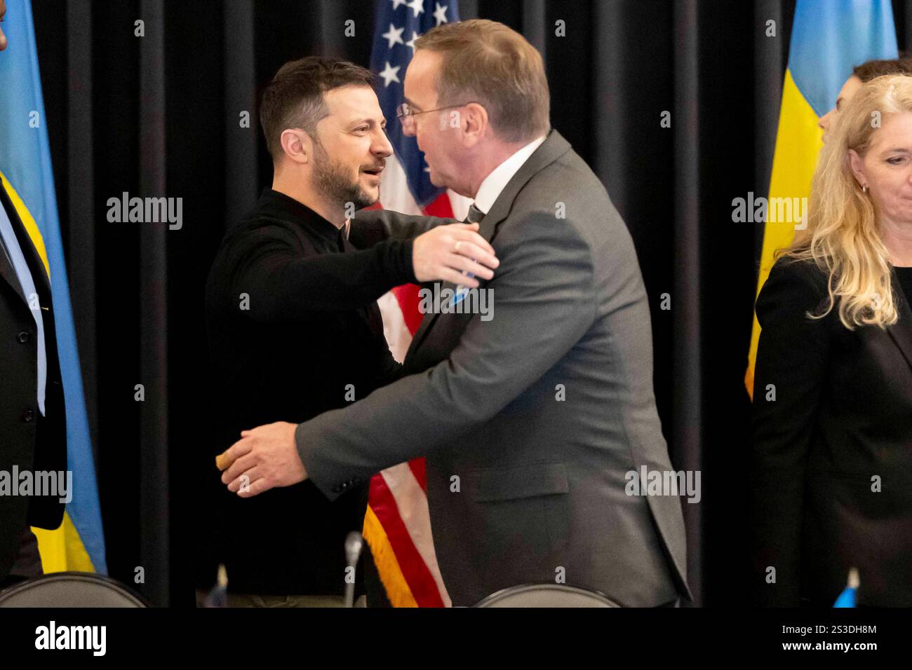 VOLODYMYR ZELENSKY accueilli par BORIS PISTORIUS lors de la réunion du Groupe de contact pour la défense de l'Ukraine (UDCG) à la base aérienne de Ramstein. Banque D'Images